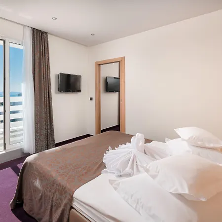 Olympia 4*