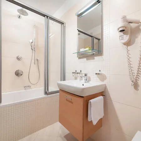 Olympia Hotel 4*